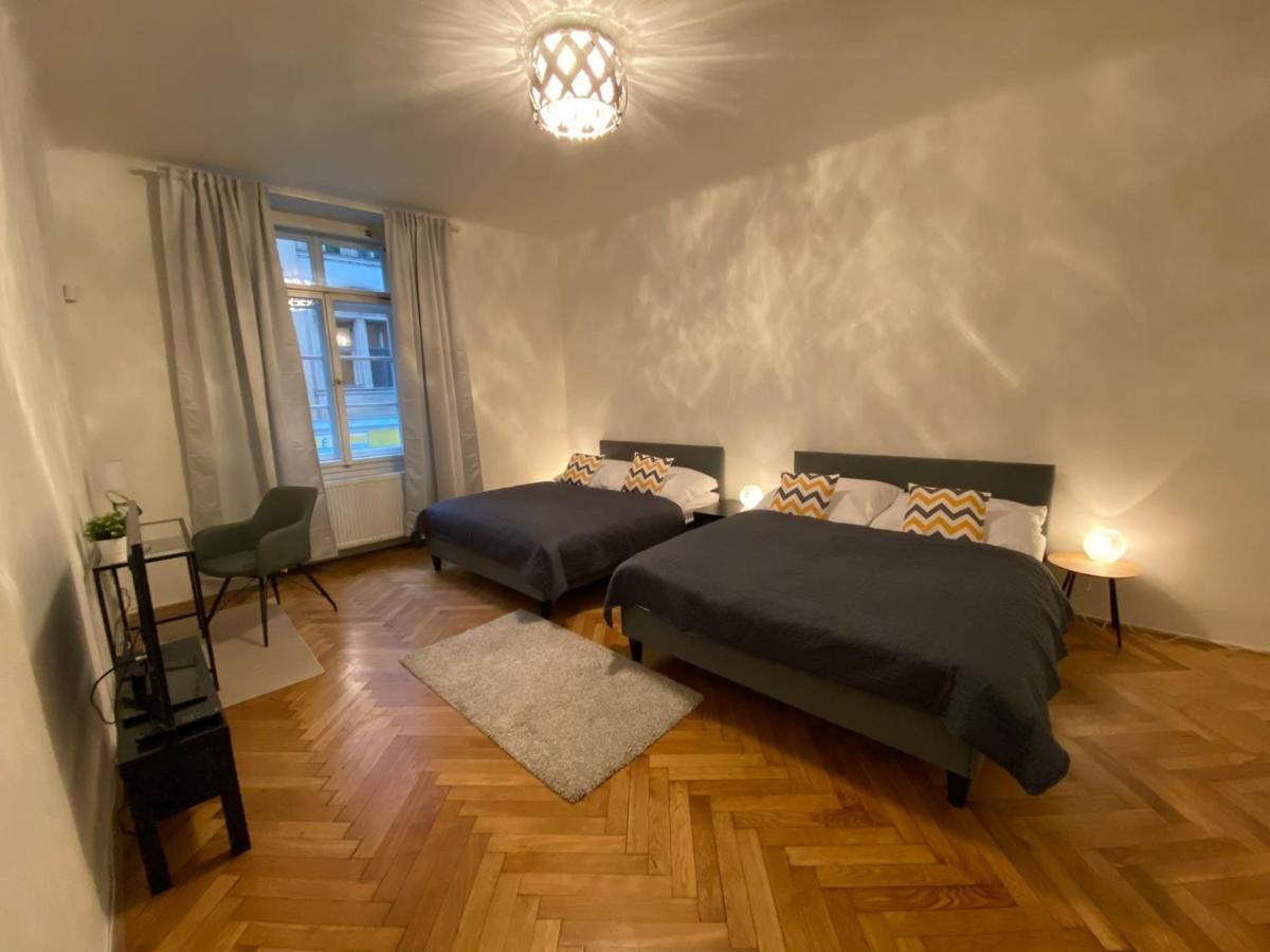 Spacious Apartment On Wenceslas Square Prag Dış mekan fotoğraf